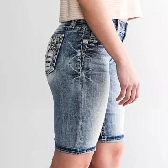 Miss Me Curvy Bermuda Stretch Short. Sz: 29 - Picture 3 of 13